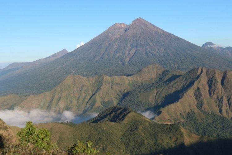 Dari Bukit Sempana, pendaki bisa melihat keindahan Gunung Rinjani.