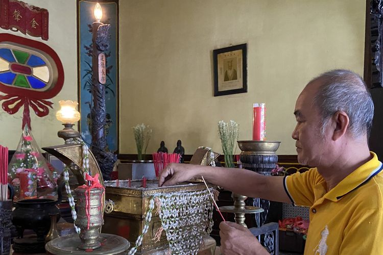 Wakil Ketua II bidang eksternal Klenteng, Liem Tiong Yang saat menyiapkan persembahan di Klenteng Boen Bio Surabaya, Selasa (28/1/2025)