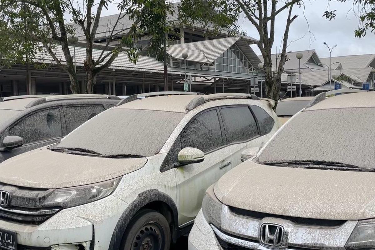 HUJAN ABU: Tampak kendaraan mobil yang diparkir di parkiran Bandara Sam Ratulangi, Manado, dipenuhi abu vulkanik Gunung Ruang, Selasa (30/4/2024) pukul 15.17 Wita.