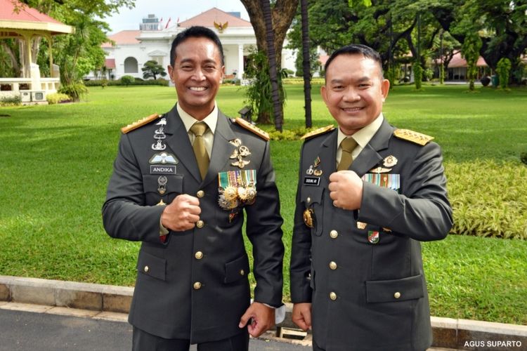 Panglima TNI Jenderal Andika Perkasa (kiri) bersama Kepala Staf Angkatan Darat (KSAD) Jenderal TNI Dudung Abdurachman (kanan) usai mengikuti pelantikan di Istana Negara, Rabu (17/11/2021).
