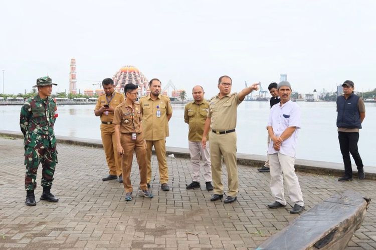 Wali Kota Makassar Mohamamd Ramdhan Pomanto didampingi Kepala Dinas Pariwisata (Dispar) Makassar Muhammad Roem dan Sekretaris Dinas Kebudayaan Muhammad Fadli meninjau langsung lokasi pembuatan Kapal Pinisi di Kawasan Center Point of Indonesia (CPI)di Jalan Metro Tanjung Bunga, Kota Makassar, Sulawesi Selatan, Selasa (9/5/2023).