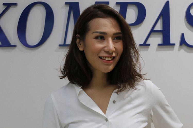 DJ sekaligus pemain film, Tiara Eve, berpose usai diwawancara di newsroom Kompas.com, Gedung Kompas Gramedia, Jakarta, Senin (3/4/2017). Ia sedang mempromosikan single terbaru yang bertajuk Undercover, hasil kolaborasinya bersama Glenn Fredly dan Liquid Silva.