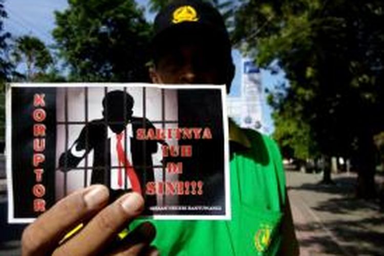 Memperingati Hari Korupsi 9 Desember, puluhan jaksa membagikan stiker bertuliskan Koruptor Sakitnya tuh di sini