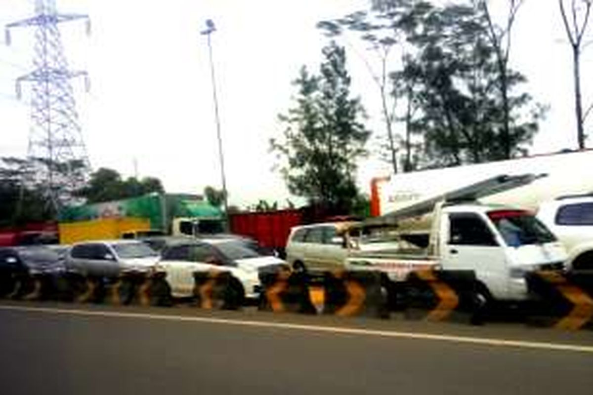 Perbaikan Jembatan Cisomang membuat jalur lama Purwakarta macet  parah. Hal ini disebabkan karena pengalihan arus kendaraan  besar ke Purwakarta, Selasa (27/12/2016).