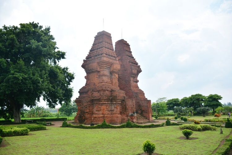 Gapura Wringin Lawang atau Candi Wringin Lawang peninggalan Kerajaan Majapahit di Trowulan, Mojokerto.