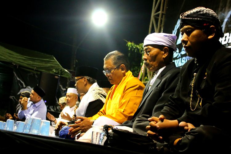 Pemuka lintas agama saat doa bersama memperingati 1 tahun Tragedi Kanjuruhan yang diadakan Curva Sud di Jalan Patimura Kota Malang, Sabtu (30/9/2023) malam.