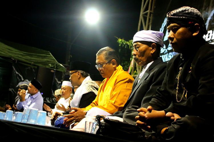 Pemuka lintas agama saat doa bersama memperingati 1 tahun Tragedi Kanjuruhan yang diadakan Curva Sud di Jalan Patimura Kota Malang, Sabtu (30/9/2023) malam.