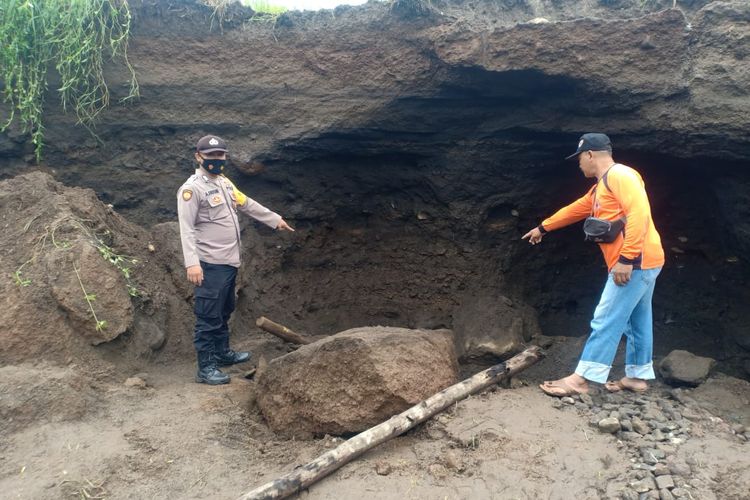 Tambang pasir tradisional yang ambrol menimbun Imam Safi'i (37) hingga meninggal, di Desa Sumberbulu, Kecamatan Songgon, Kabupaten Banyuwangi, Jawa Timur, Senin (29/11/2021). Dok Polsek Songgon 
