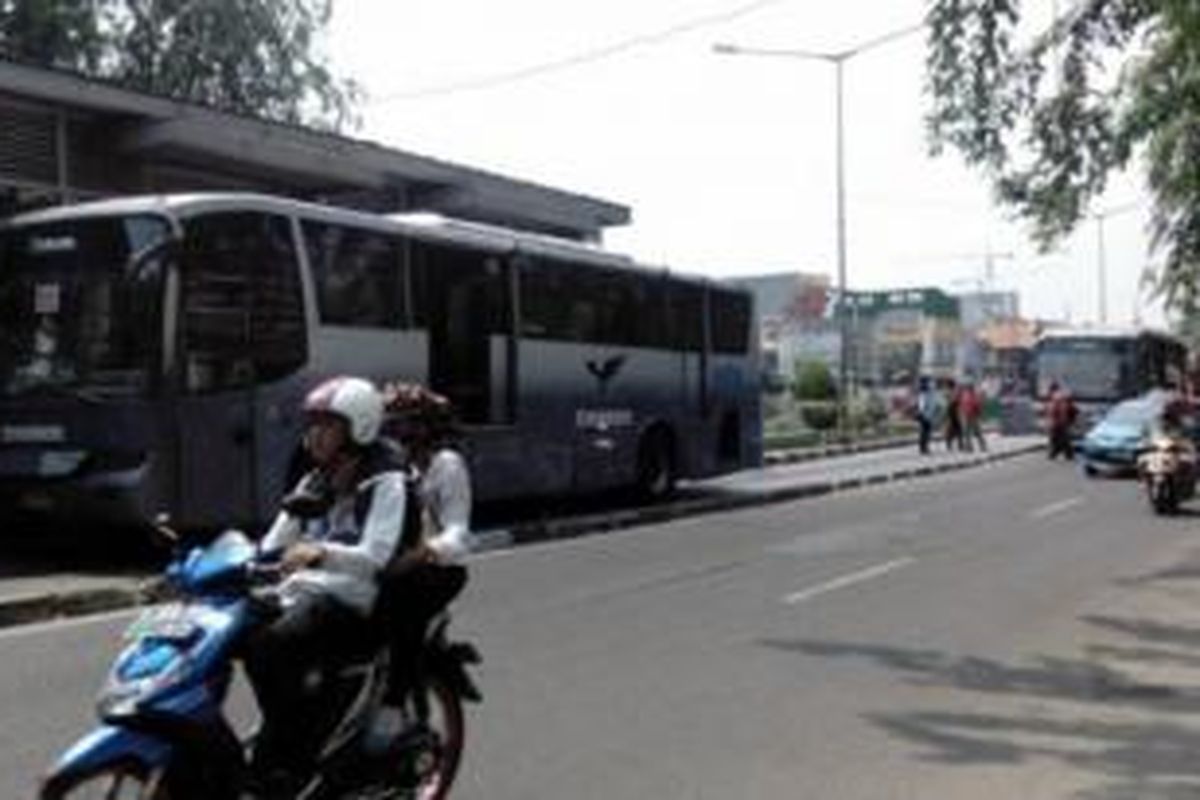 Dua bus transjakarta mogok di Jalan Otista Raya, Rabu (1/10/2014) 