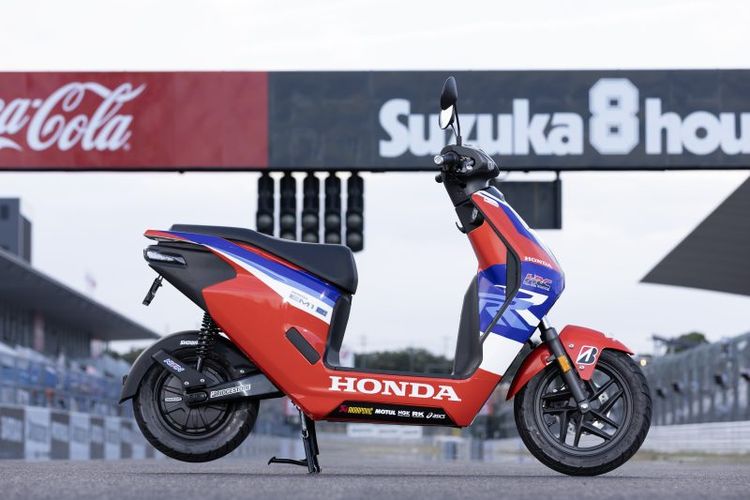 Honda EM1 e: dengan livery khas Honda Racing Corporation (HRC)