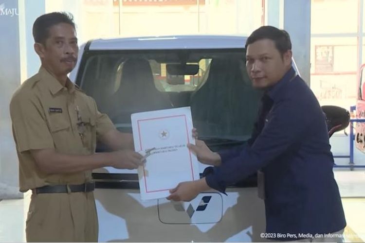 Presiden Republik Indonesia Joko Widodo memberikan satu unit mobil listrik untuk SMKN 1 Kedungwuni