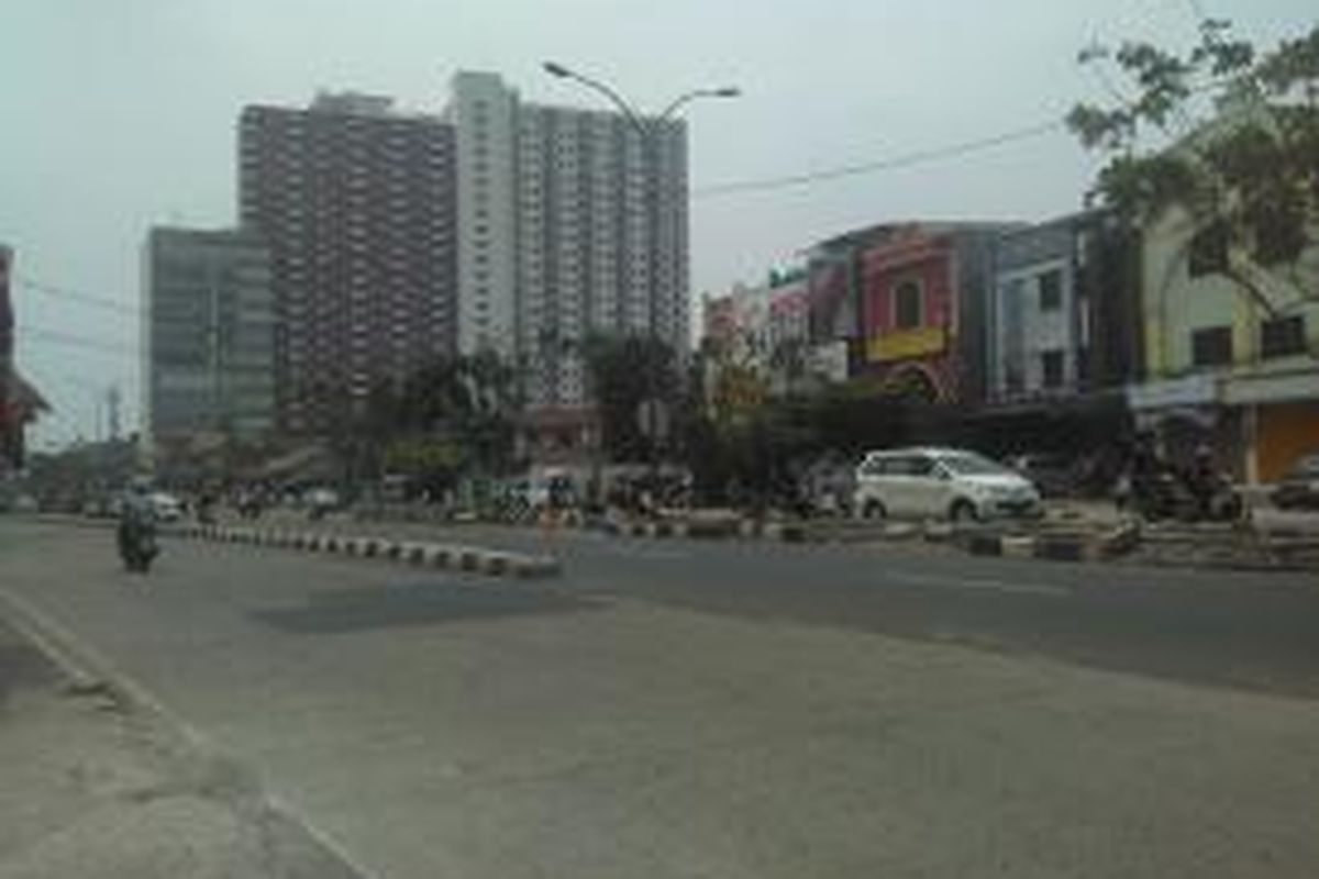 Separator jalur di Jalan Margonda, tepatnya dekat flyover UI, Jumat (7/11/2014).