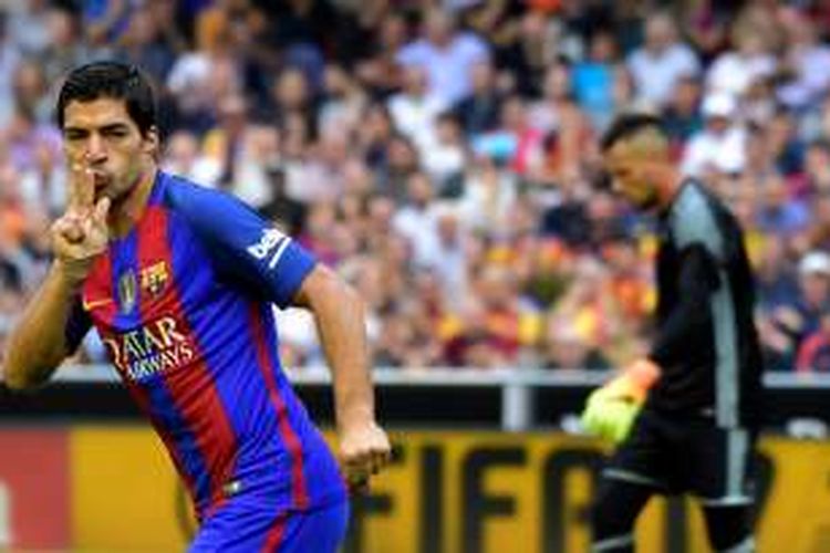 Luis Suarez merayakan gol Barcelona ke gawang Valencia pada partai lanjutan La Liga di Stadion Mestalla, Sabtu (22/10/2016).