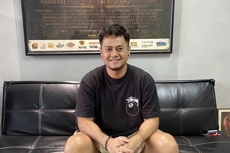 Anggara Yuniarto (42), seniman tato di Surabaya yang tidak memiliki tato di badan, Selasa (18/2/2025)