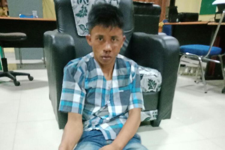 Marlin (21) pelaku perampokan sadis ketika berada di Polres OKU, Sumatera Selatan. Pelaku ini ditangkap setelah buron selama empat tahun.