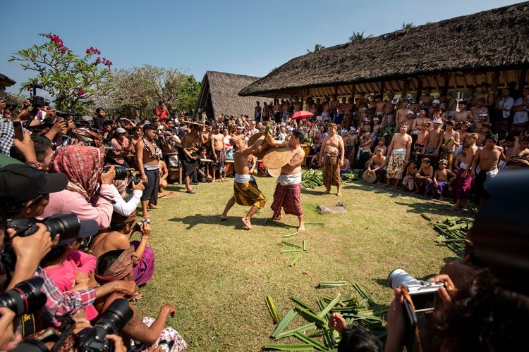 Perang Pandan di Desa Tengenan, Bali