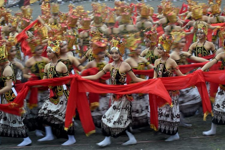 Festival Gandrung Sewu di Pantai Marina Boom, Kabupaten Banyuwangi, Jawa Timur, Sabtu (29/10/2022). 