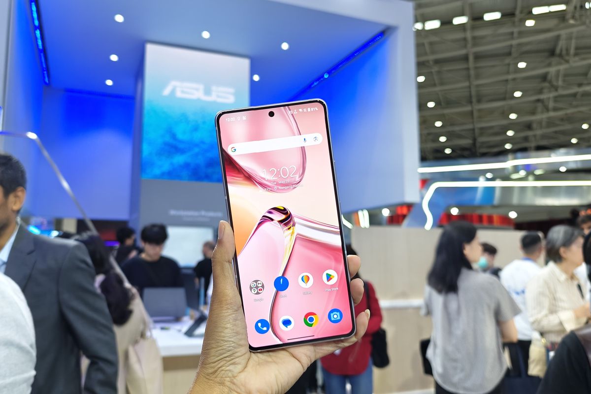 Asus Zenfone 12 Ultra yang dipajang di booth Asus dalam pameran Computex 2025