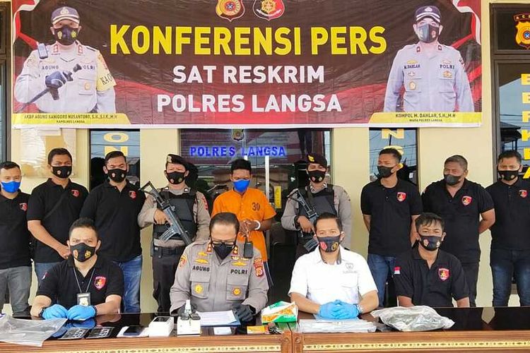 Polisi memperlihatkan ZW tersangka kasus pembunuhan mayatnya dibuang ke dalam sungai di Mapolres Langsa, Minggu (25/7/2021)