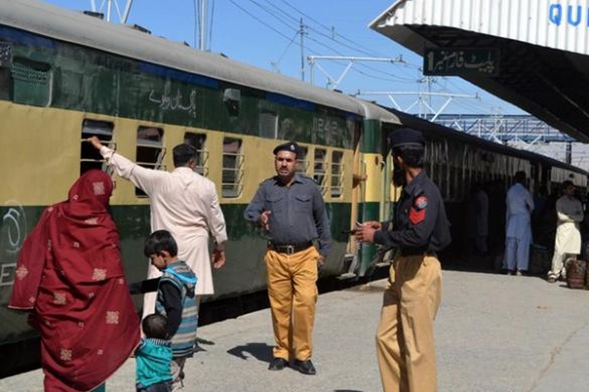 Geng Bersenjata Pakistan Serang Kereta di Terowongan, 35 Orang Disandera
