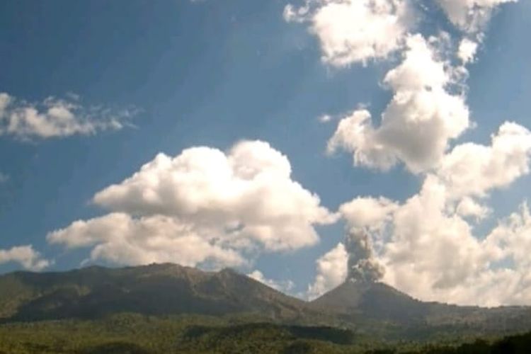 Gunung Lewotobi Meletus pada Kamis Siang, Tinggi Kolom Abu 1 Kilometer