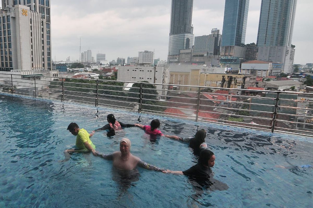 Salah satu tren yang kini semakin populer, aqua yoga metode yoga yang dilakukan di dalam air dan dipercaya memberikan berbagai manfaat kesehatan di kolam renang Hotel Doubletree Surabaya, Selasa (11/2/2025) sore.
