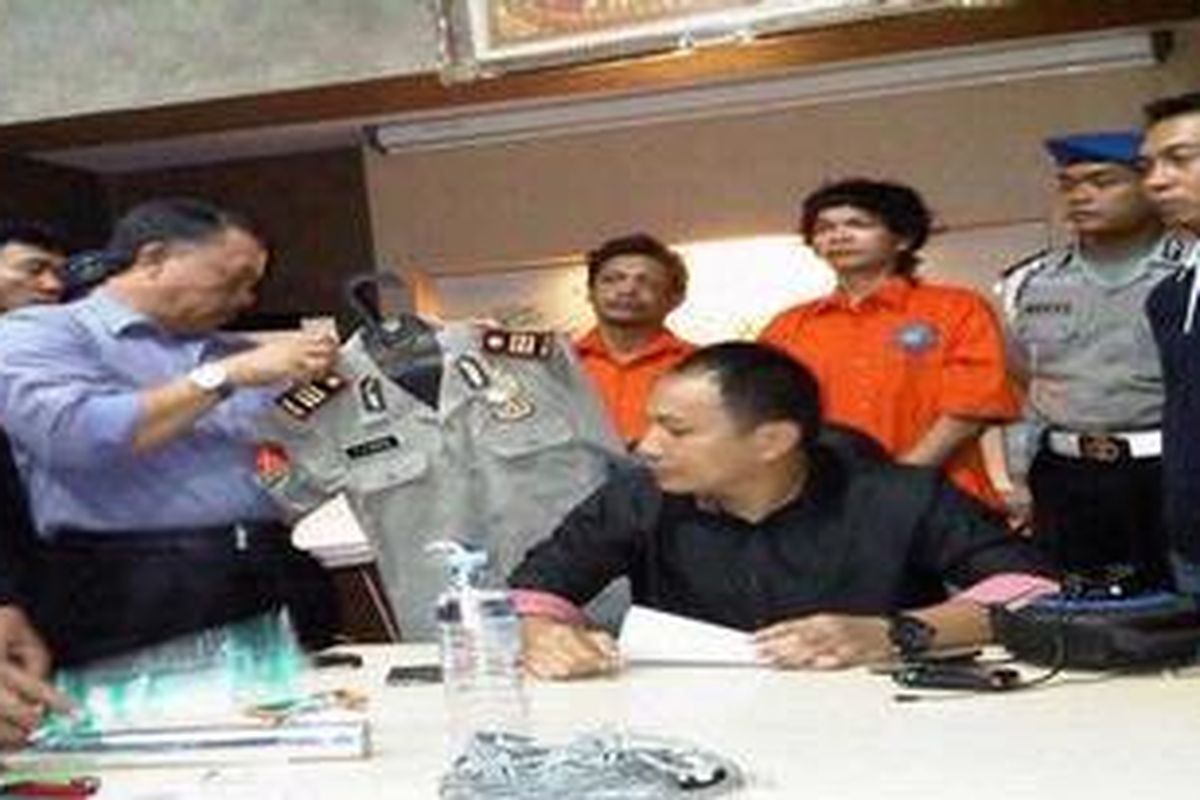 Brigadir Freddy Vender, yang desersi dari Kepolisian Daerah Nusa Tenggara Timur dua tahun lalu, akhirnya dibekuk bersama temannya Syahdami oleh aparat Reserse Mobil Polda Metro Jaya.