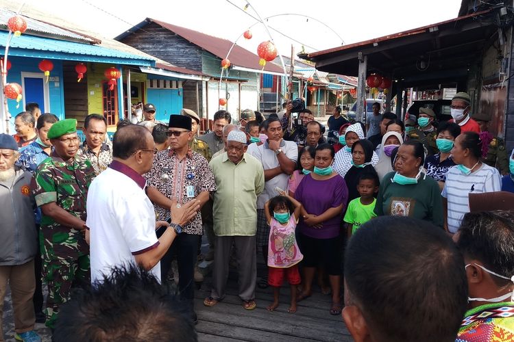 Bupati Natuna Hamid Rizal terus melakukan sosialisasi kesejumlah daerah yang memang berdekatan langsung dengan lokasi karantina di hangar Lanud Raden Sadjad Ranai, Kabupaten Natuna, Kepulauan Riau (Kepri).