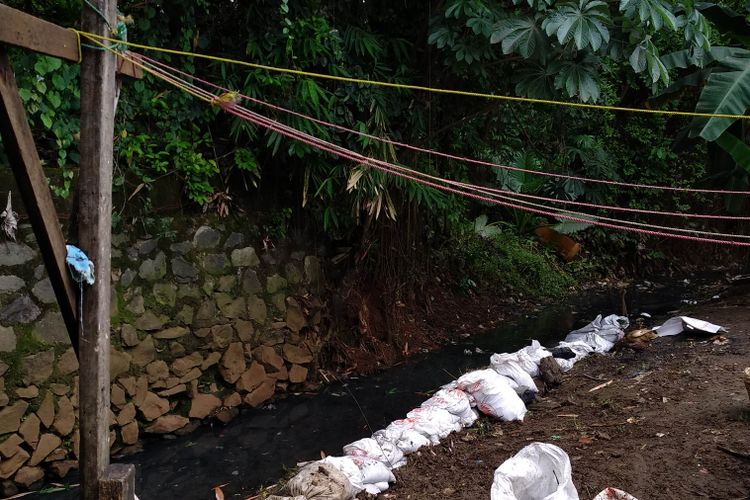 Tanggul sementara di Kelurahan Jatipadang, Jakarta Selatan. Foto diambil pada 28 November 2017.