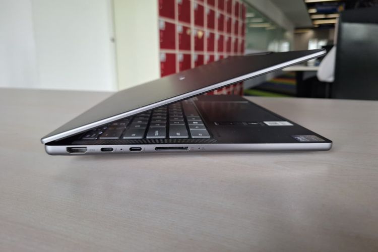 IdeaPad Pro 5i menghadirkan konektivitas yang lebih premium dengan dua porta USB Type-C Thunderbolt untuk transfer data super cepat dan dukungan display eksternal resolusi tinggi.