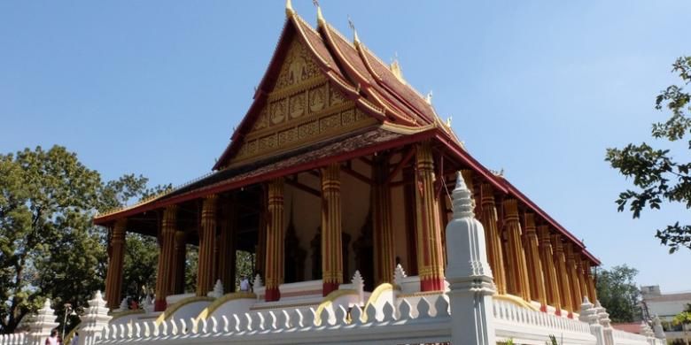 Haw Phra Kaew di Vientiane, Laos adalah tempat penyimpanan patung Budha emerald di zaman lampau, sebelum akhirnya diboyong ke Thailand. 