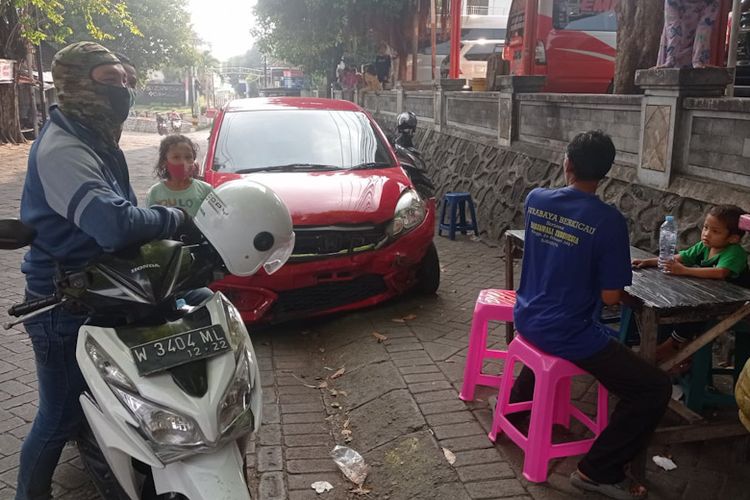 Mobil Honda Brio yang dikemudikan Dadin, usai menabrak tujuh motor di dekat Kompleks Makam Sunan Giri, Gresik, Jumat (13/5/2022).