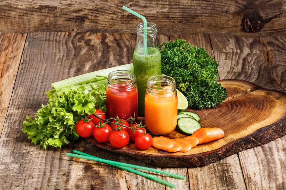 Ilustrasi jus sayuran segar untuk turunkan berat badan.