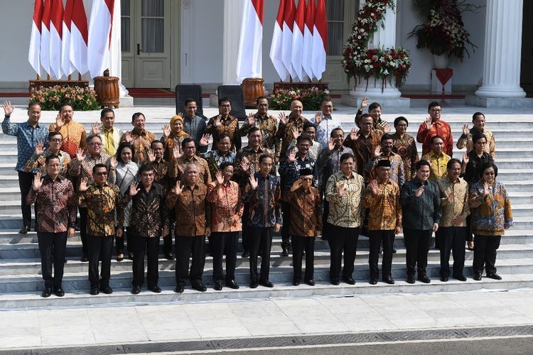 Presiden Joko Widodo didampingi Wapres Maruf Amin memperkenalkan jajaran menteri Kabinet Indonesia Maju di tangga beranda Istana Merdeka, Jakarta, Rabu (23/10/2019).