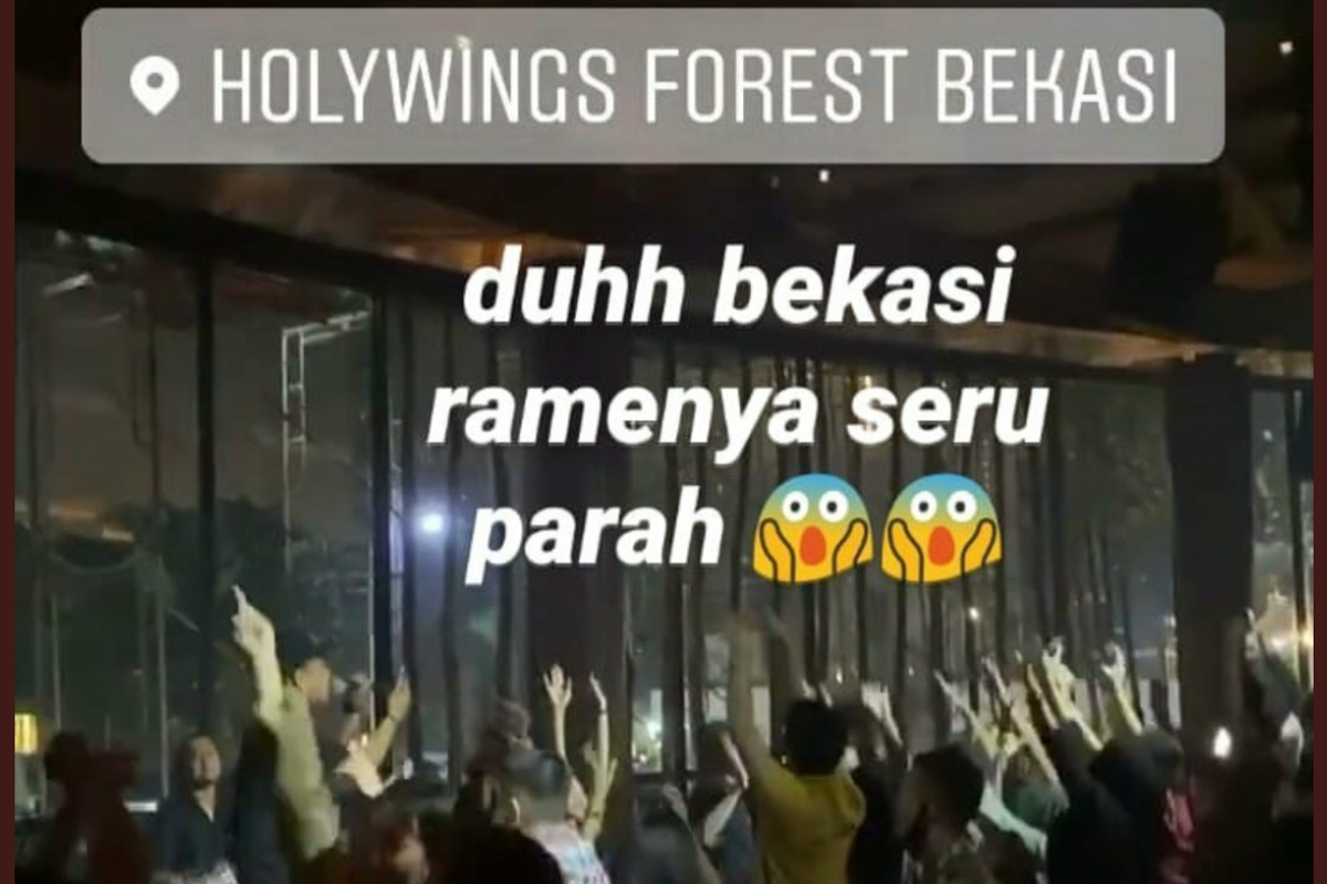 Ramai pengunjung di Holywings Bekasi, Sumarecon Bekasi, Jumat (12/6/2020).