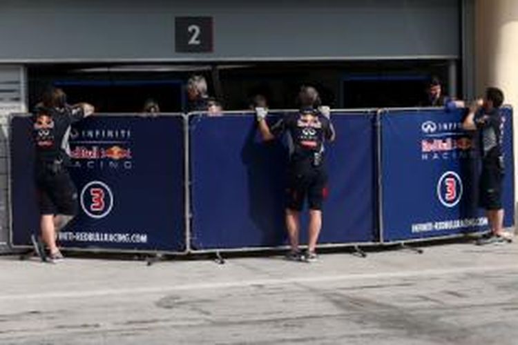 Tim Red Bull tengah berkumpul di garasi Sirkuit Bahrain, Sabtu (1/3/2014).