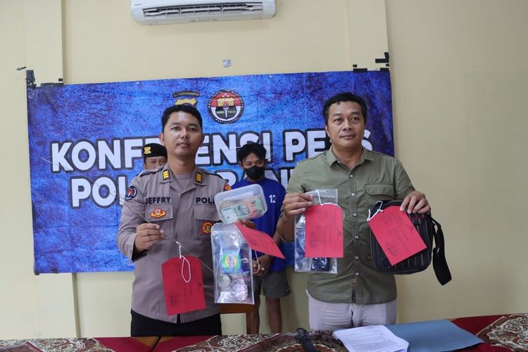 Polisi menunjukkan barang bukti pencurian mushala di Banguntapan, Bantul, saat jumpa pers di Mapolsek Banguntapan, Selasa (12/3/2024).