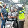 Polisi Bagikan Helm SNI Gratis ke Pelanggar Lalu Lintas di Jakarta Barat