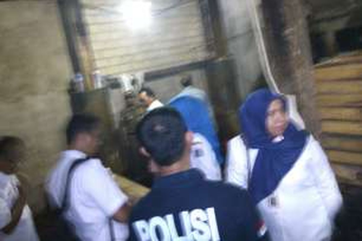 Tiga buah parbik tahu yang berlokasi di RW 08 Cipinang Besar Utara, Jatinegara, Jakarta Timur digerebek petugas gabungan, Rabu (30/3/2016). Penggerebekan tersebut terkait dugaan penggunaan bahan formalin untuk pengolahannya.