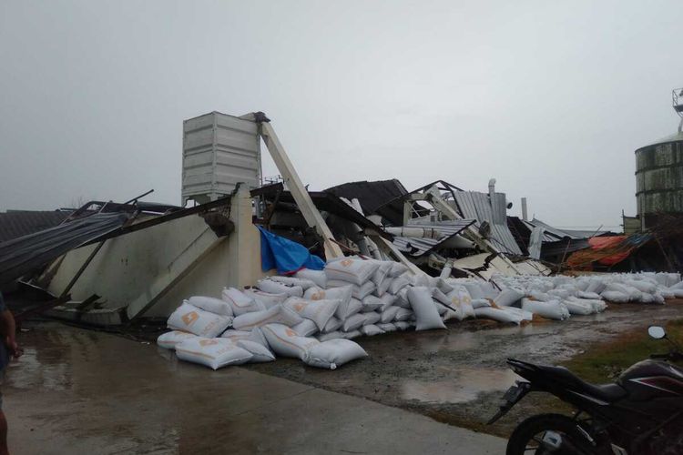 Hujan lebat dan angin kencang yang melanda Karawang, Jawa Barat menyebabkan sebuah bangunan gudang denfarm rusak parah, Kamis (17/11/2022).