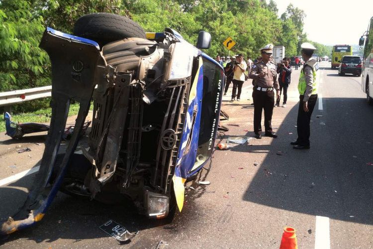 Colt Diesel dengan rem blong menabrak dua mobil Patroli Layanan Jalan Tol (LJT) milik Jasa Marga yang tengah bertugas menyelesaikan evakuasi Kontainer yang mengalami kecelakaan semalam di Jalan Tol Cipularang KM 91. 