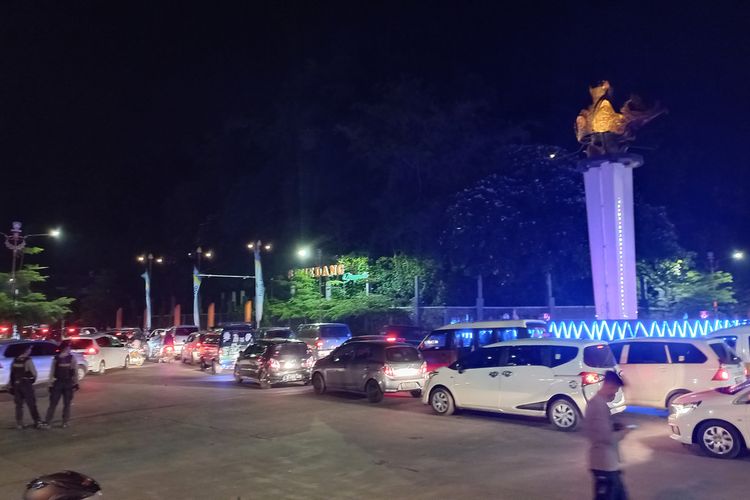 Jalur jalan di wilayah Sumedang kota dipadati kendaraan. Tampak kepadatan arus kendaraan dari berbagai penjuru di Bundaran Binokasih, Sumedang, Selasa (3/5/2022) malam. AAM AMINULLAH/KOMPAS.com
