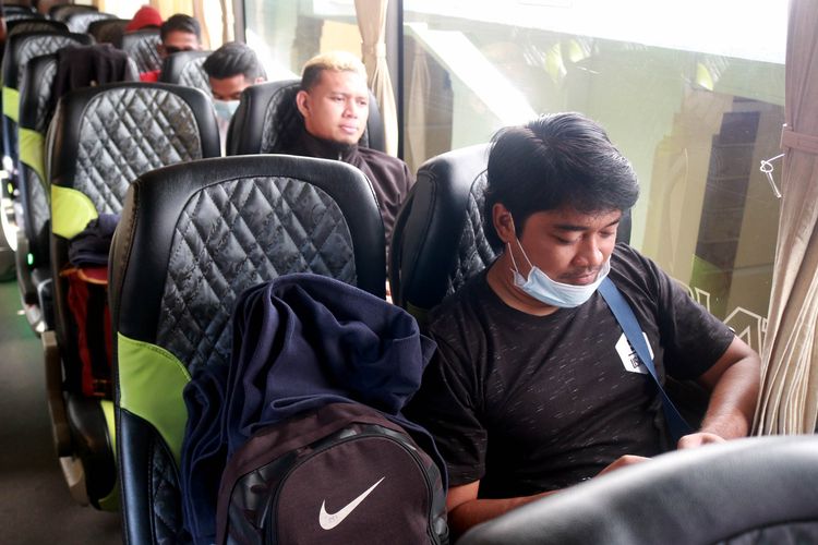 Pemain dan official Madura United di dalam bus saat menjalani perjalanan ke Bandung untuk mengikuti babak penyisihan grup A Piala Menpora 2021, Rabu (17/03/2021) pagi. 