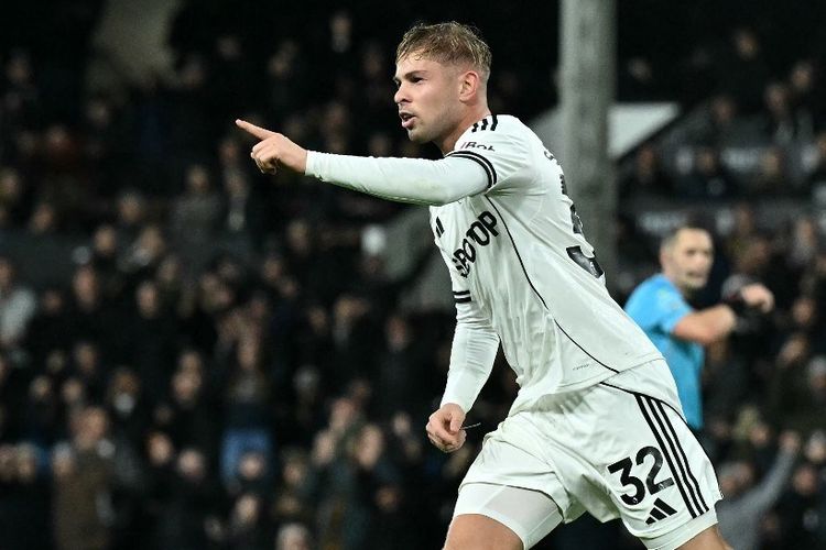 Gelandang Fulham Emile Smith Rowe merayakan gol pertama timnya pada laga Liga Inggris antara Fulham dan Manchester City di Craven Cottage di London pada tanggal 2 Desember 2025.