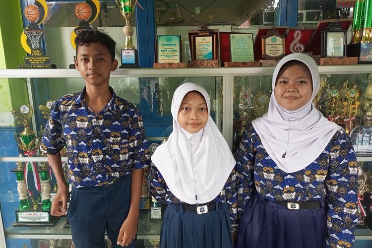 Dua pelajar SMPN 1 Ciawi yang jago berdansa, Keysha dan Devina mengaku kaget dan tak menyangka mendapat dukungan dan apresiasi dari Agnez Mo saat ditemui di sekolah, Ciawi, Kabupaten Bogor, Jawa Barat, Selasa (17/1/2023).