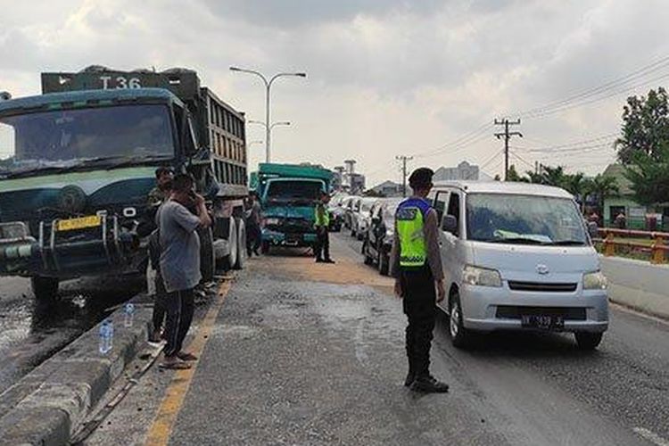 Kondisi dua truk kecelakaan di Fly Over Amplas, Jalan Sisingamangaraja Medan, Senin (3/7/2023).
