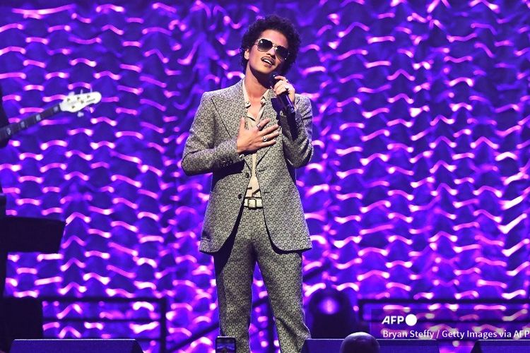 LAS VEGAS, NEVADA - OCTOBER 16: Bruno Mars performs onstage during the 25th annual Keep Memory Alive 'Power of Love Gala' benefit for the Cleveland Clinic Lou Ruvo Center for Brain Health at Resorts World Las Vegas on October 16, 2021 in Las Vegas, Nevada.   Bryan Steffy/Getty Images for Keep Memory Alive/AFP (Photo by Bryan Steffy / GETTY IMAGES NORTH AMERICA / Getty Images via AFP)