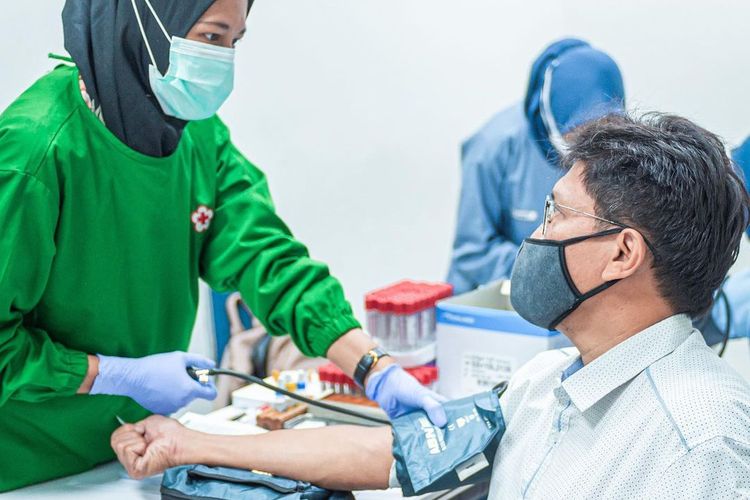 Calon pendonor melakukan pemeriksaan kesehatan di kegaitan Donor Plasma Konvalesen yang digelar MRT Jakarta, Senin (23/8/2021). Sumber: MRT Jakarta
