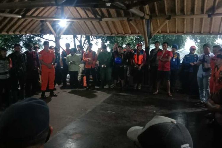 Tim SAR gabungan sedang melakukan penanganan korban hanyut tenggelam di Sungai Cileungsi, tepatnya Perum Limus Pratama Regency Cluster Tegal Asri, Desa Limus Nunggal, Kecamatan Cileungsi, Kabupaten Bogor, Jawa Barat, Jumat (14/10/2022) petang.