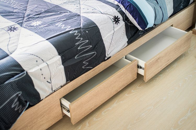 Ilustrasi kolong tempat tidur sebagai ruang penyimpanan.